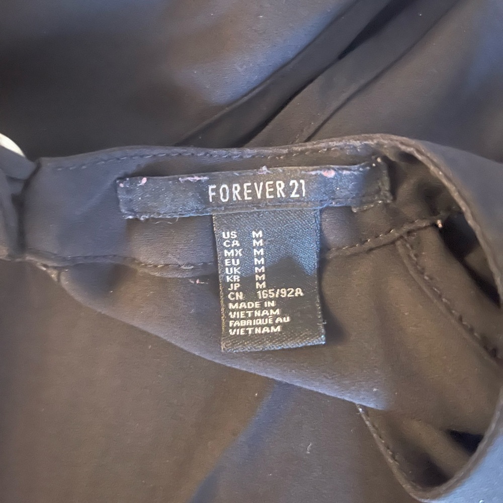Forever 21 Black Halter Top (US M) 2025 Must-Have! 🖤 - Picture 8 of 8